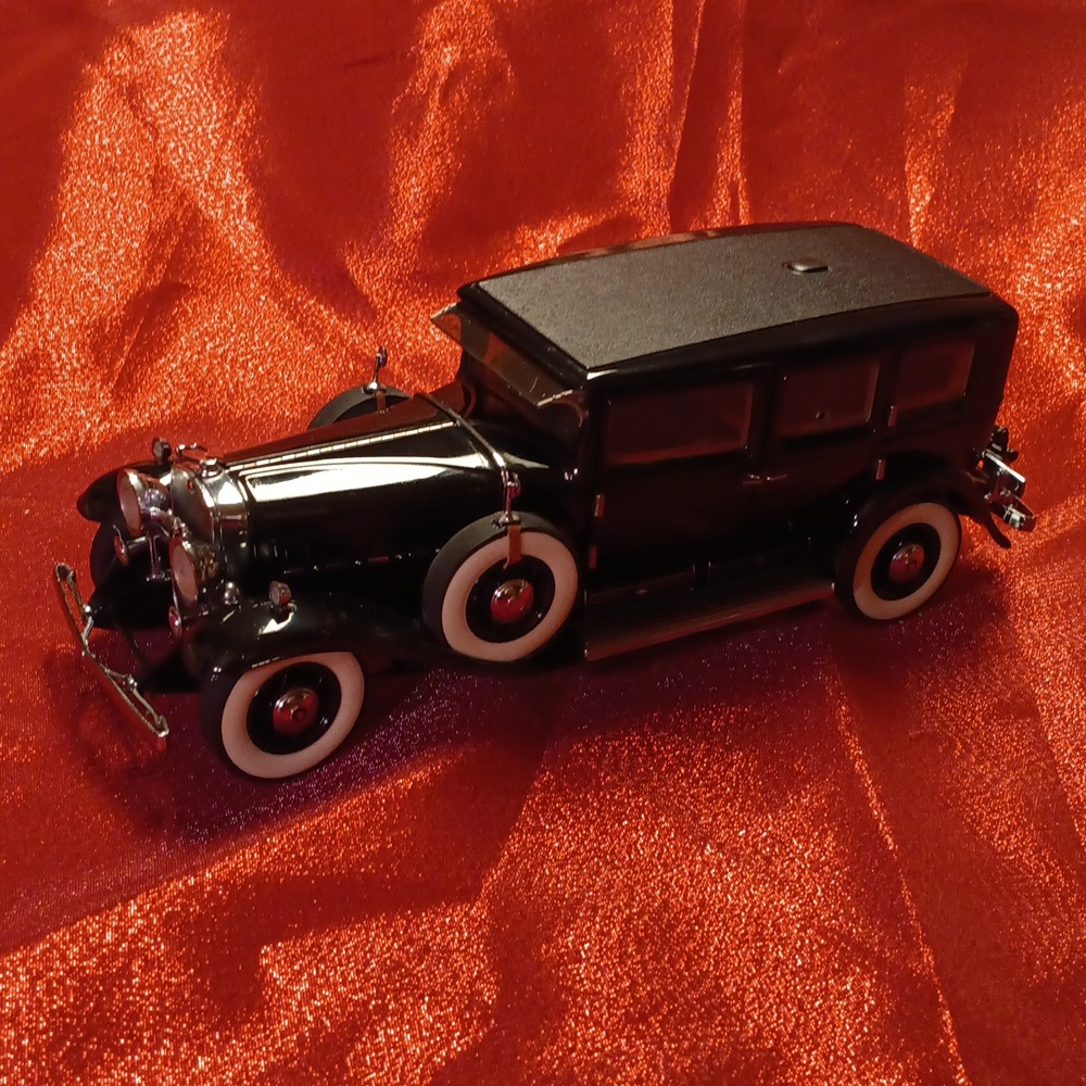 1:24 scale 1930 AL Capone Armored Cadillac  Imperial Sedan die cast model